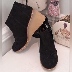 Toms Black Avery Wedge Ankle Boots Sz 9.5M NWT